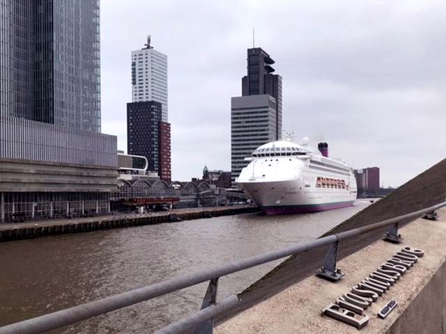 ms Ambience aan Cruise terminal Rotterdam